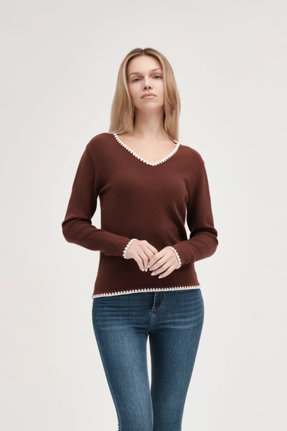 SCOLLO A V RICAMI BICOLORE FIN.7 VISCOSA – DGF5680