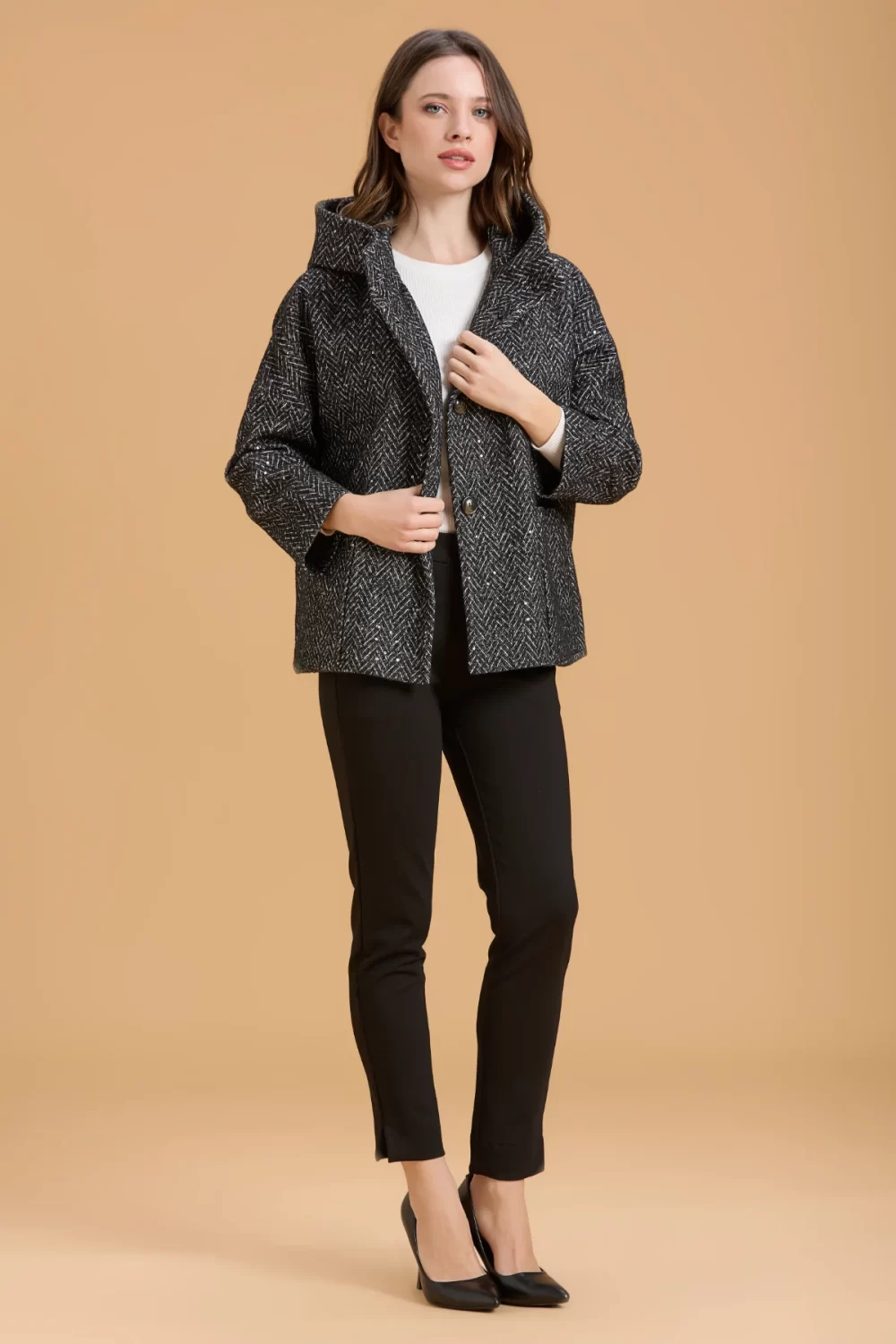 CAPPOTTO CORTO CON TASCONI SPIGATO CON PAILLETTES – DGF6057