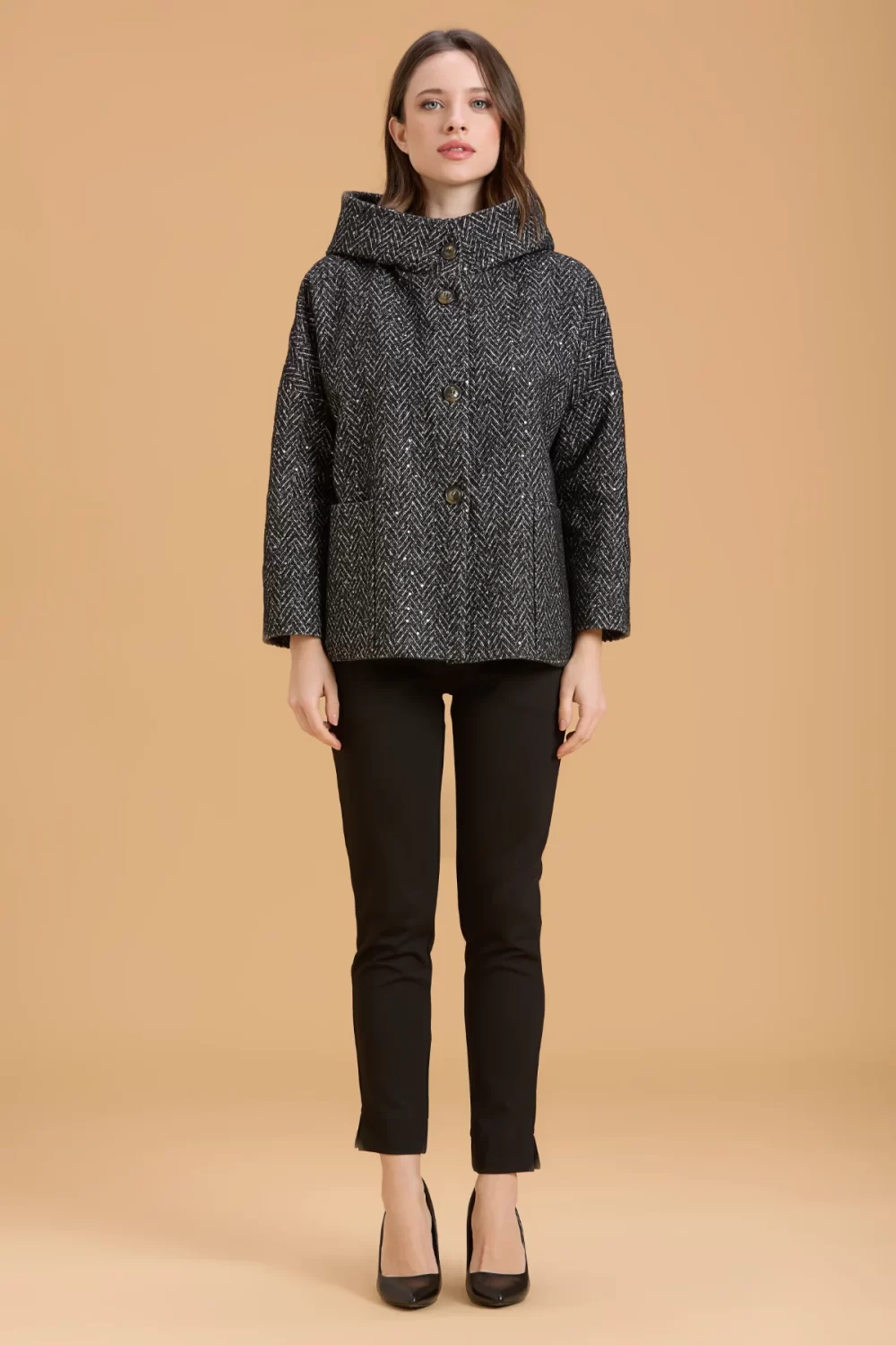 CAPPOTTO CORTO CON TASCONI SPIGATO CON PAILLETTES – DGF6057