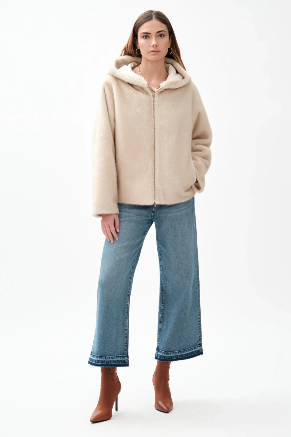 PELLICCIA CORTA CON CAPPUCCIO – DGF6801